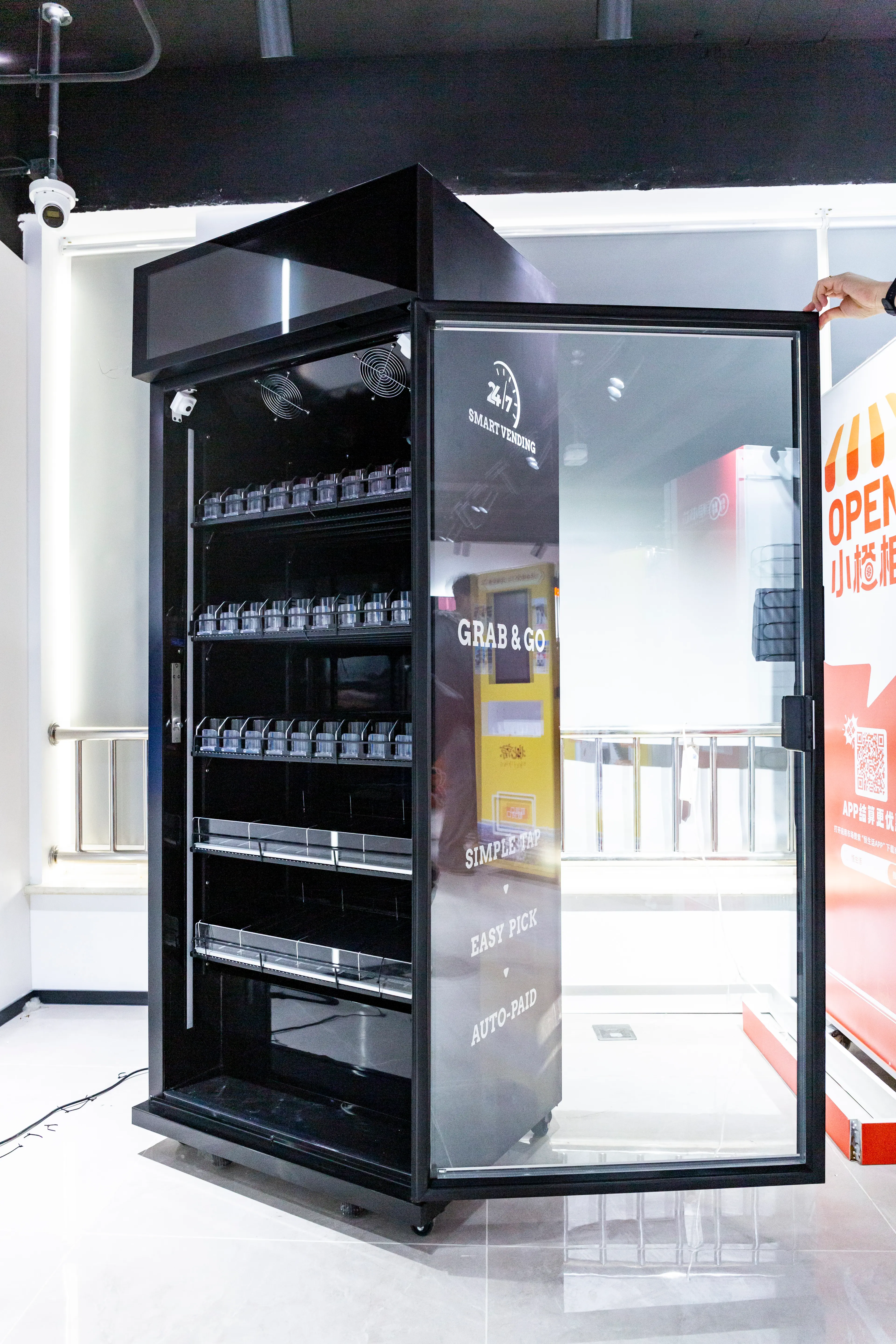 Grabot vending machine